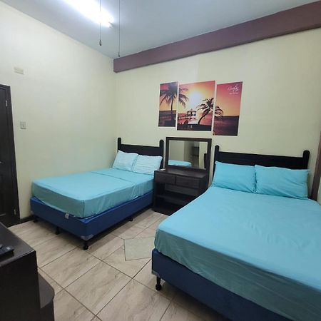 B Aparts Hotel Coxen Hole Extérieur photo