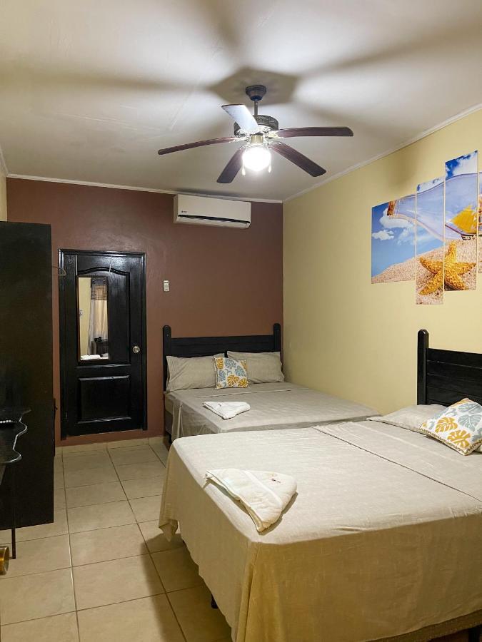 B Aparts Hotel Coxen Hole Extérieur photo