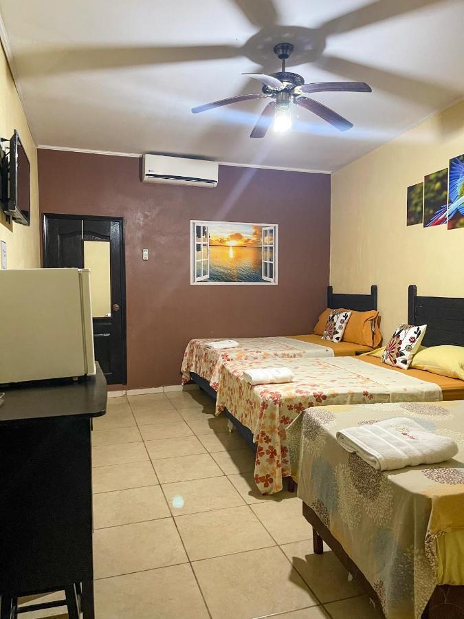 B Aparts Hotel Coxen Hole Extérieur photo