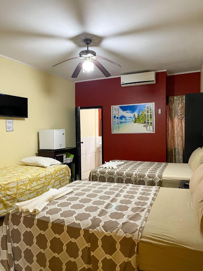 B Aparts Hotel Coxen Hole Extérieur photo