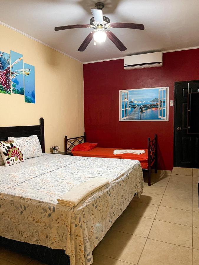 B Aparts Hotel Coxen Hole Extérieur photo