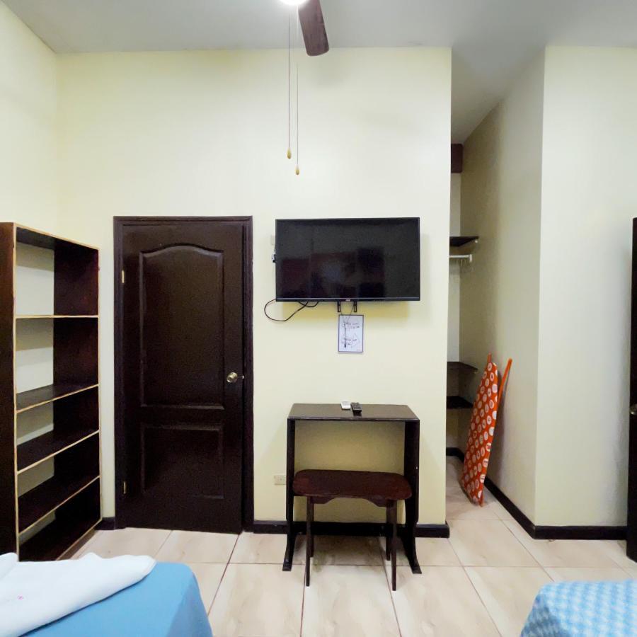 B Aparts Hotel Coxen Hole Extérieur photo