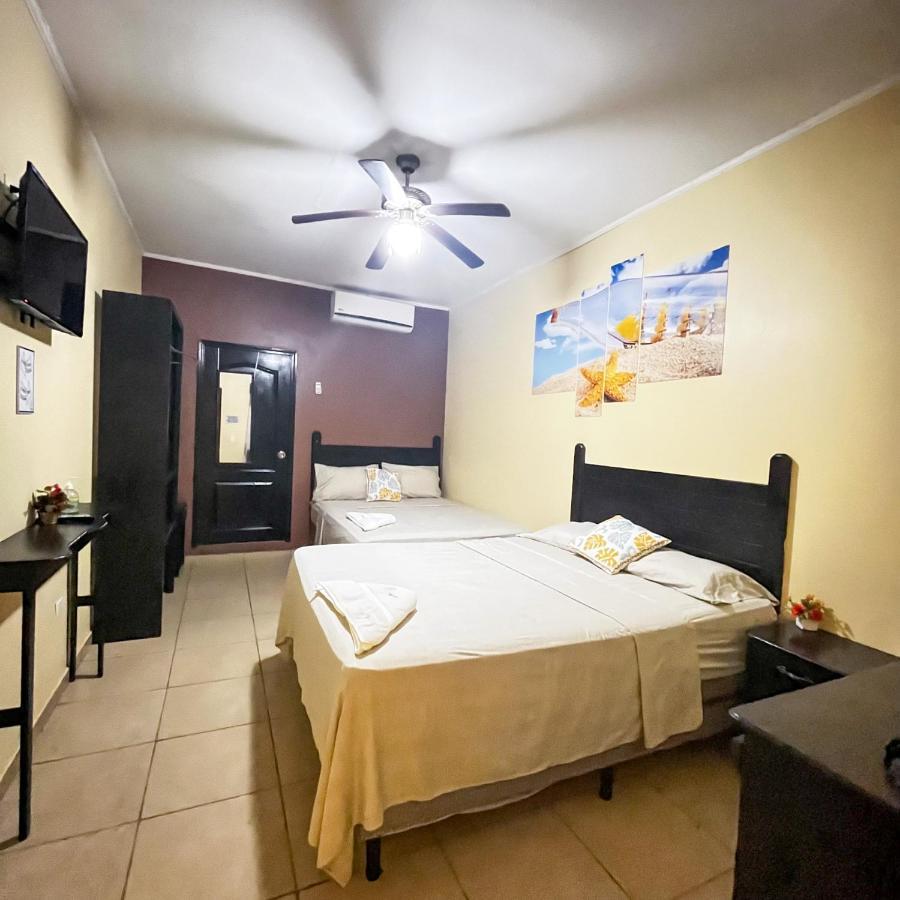 B Aparts Hotel Coxen Hole Extérieur photo