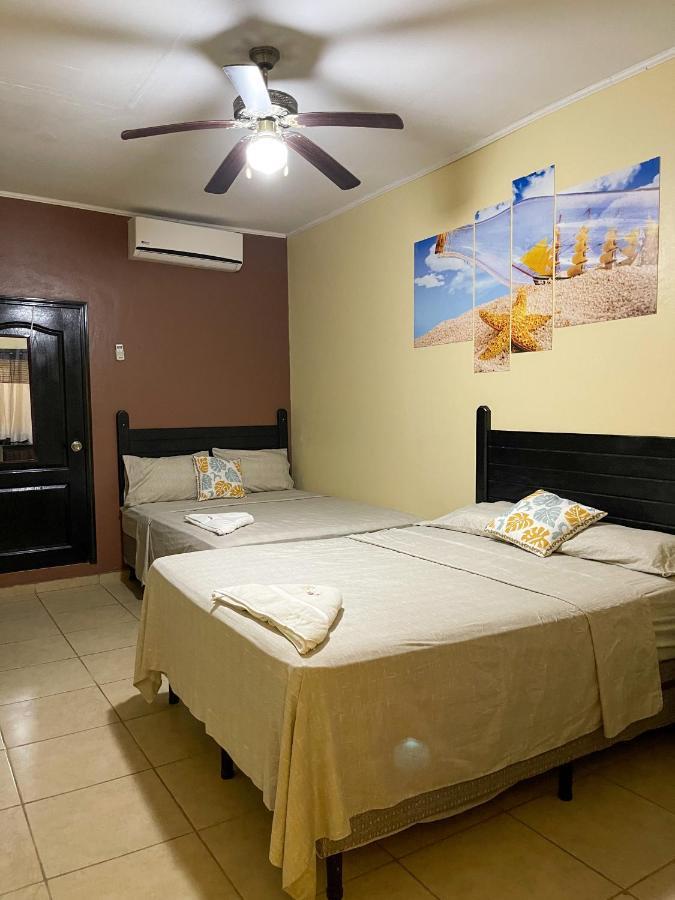 B Aparts Hotel Coxen Hole Extérieur photo