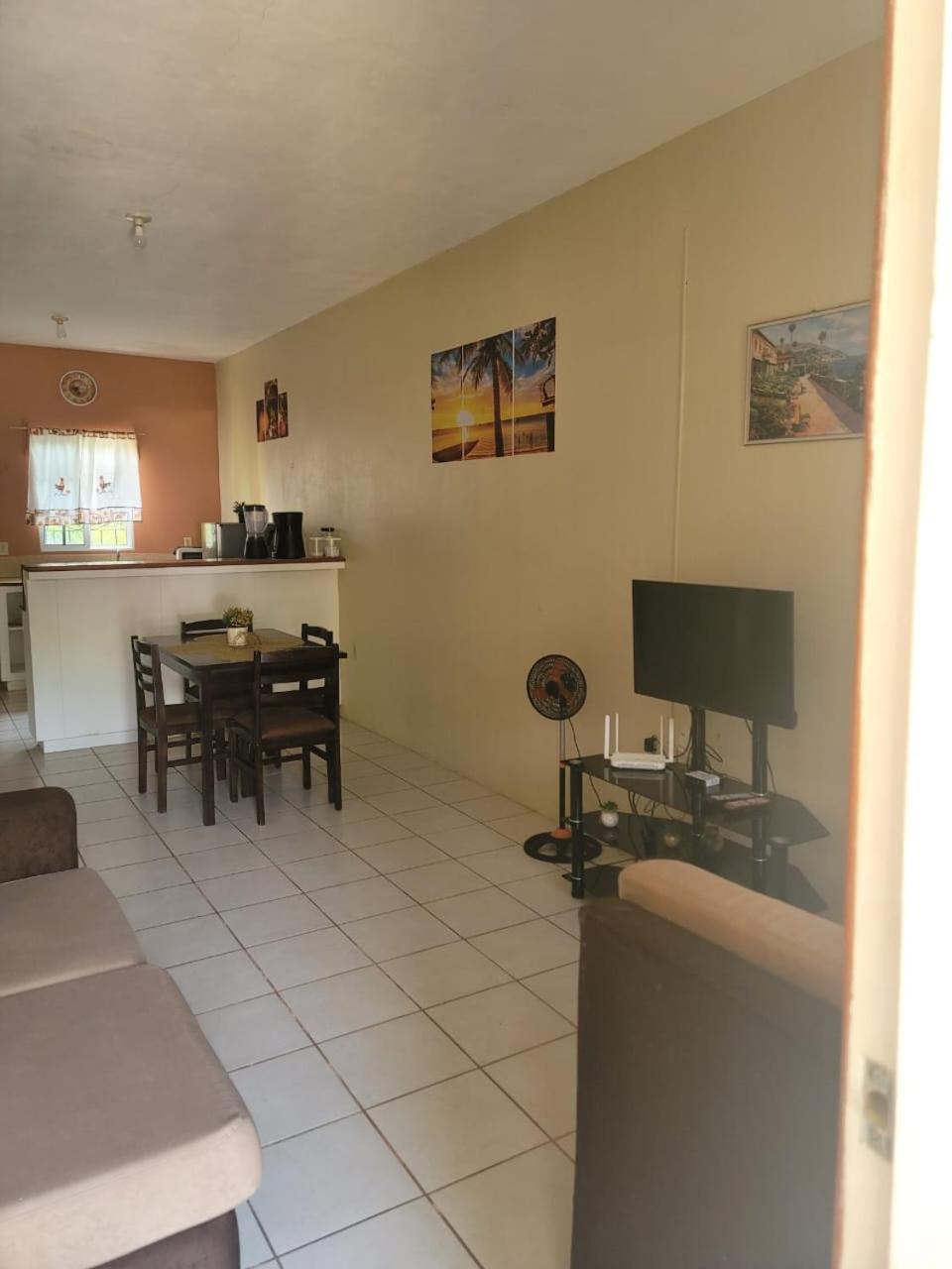 B Aparts Hotel Coxen Hole Extérieur photo