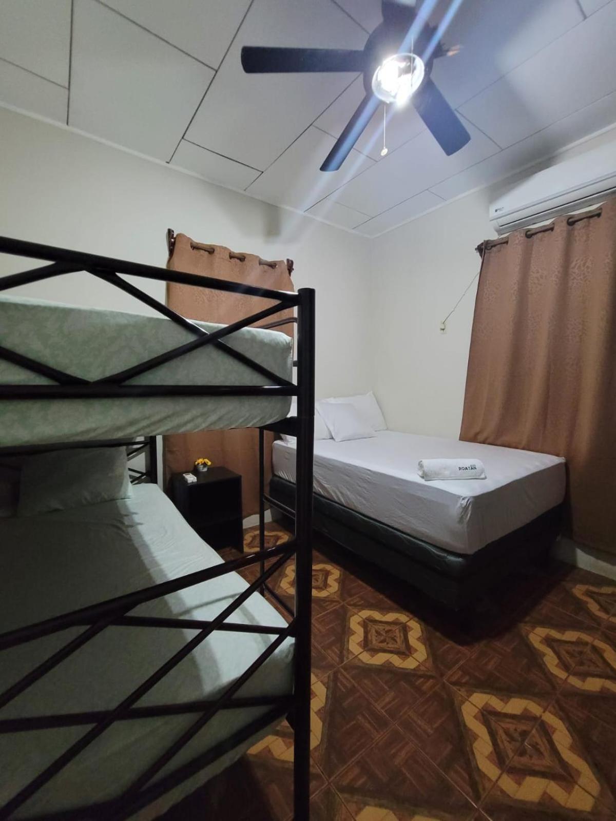B Aparts Hotel Coxen Hole Extérieur photo