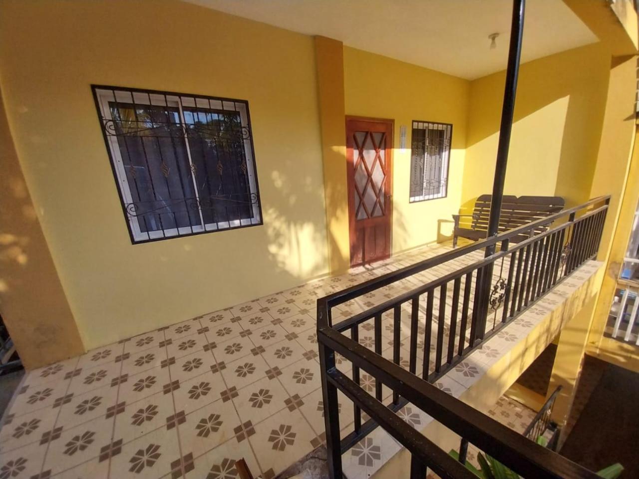 B Aparts Hotel Coxen Hole Extérieur photo