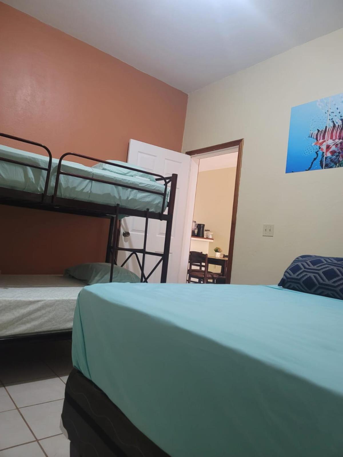 B Aparts Hotel Coxen Hole Extérieur photo