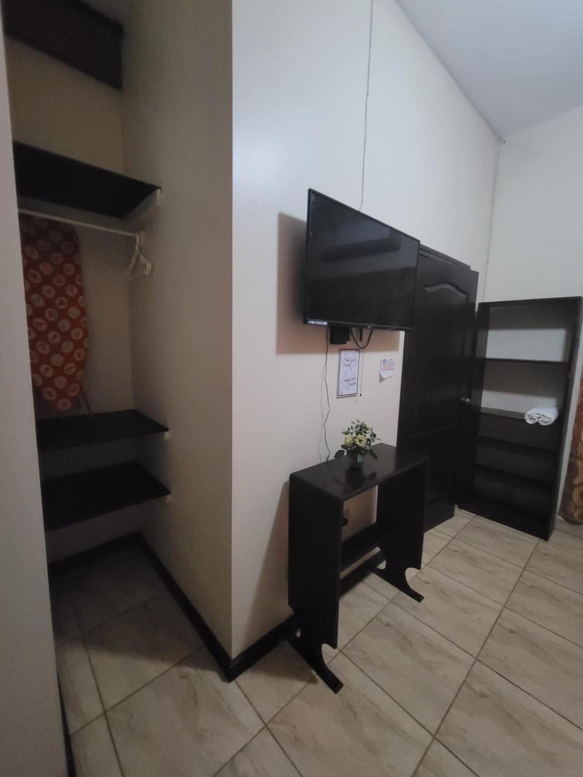 B Aparts Hotel Coxen Hole Extérieur photo