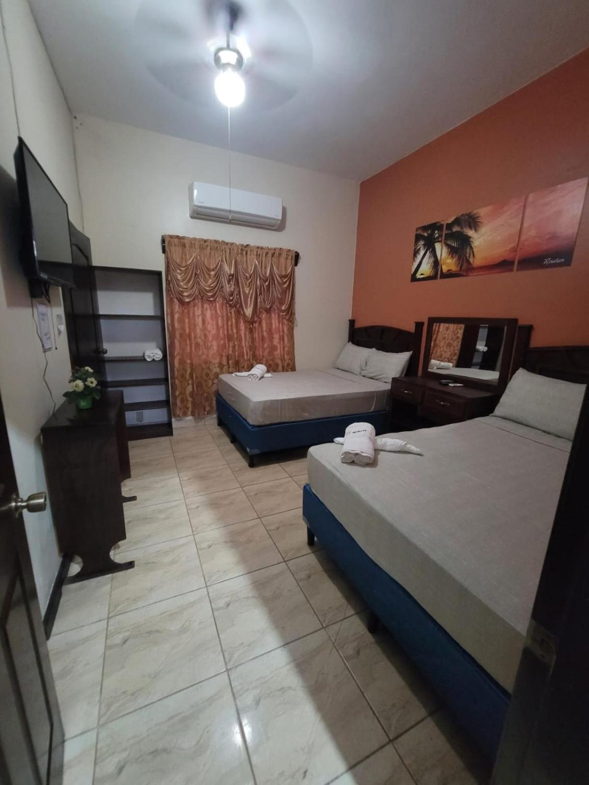 B Aparts Hotel Coxen Hole Extérieur photo