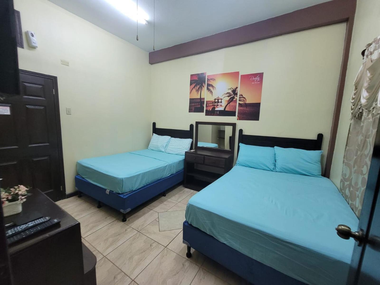 B Aparts Hotel Coxen Hole Extérieur photo