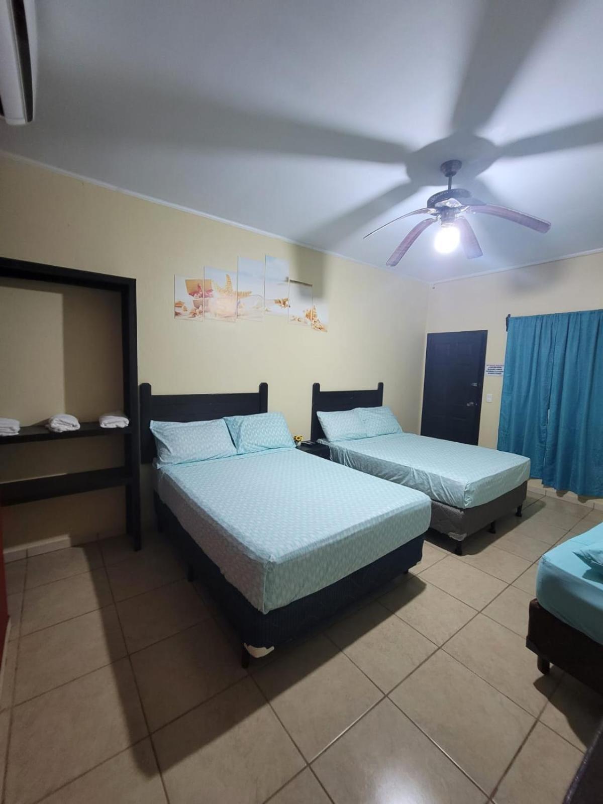 B Aparts Hotel Coxen Hole Extérieur photo