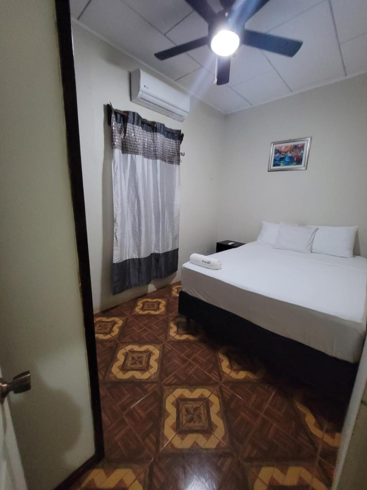B Aparts Hotel Coxen Hole Extérieur photo