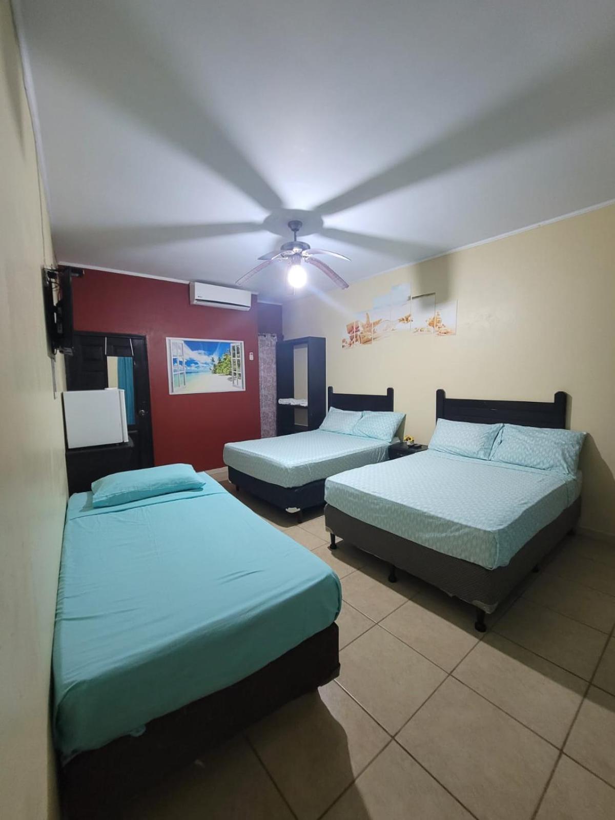 B Aparts Hotel Coxen Hole Extérieur photo