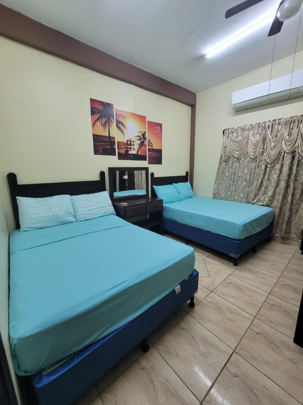 B Aparts Hotel Coxen Hole Extérieur photo
