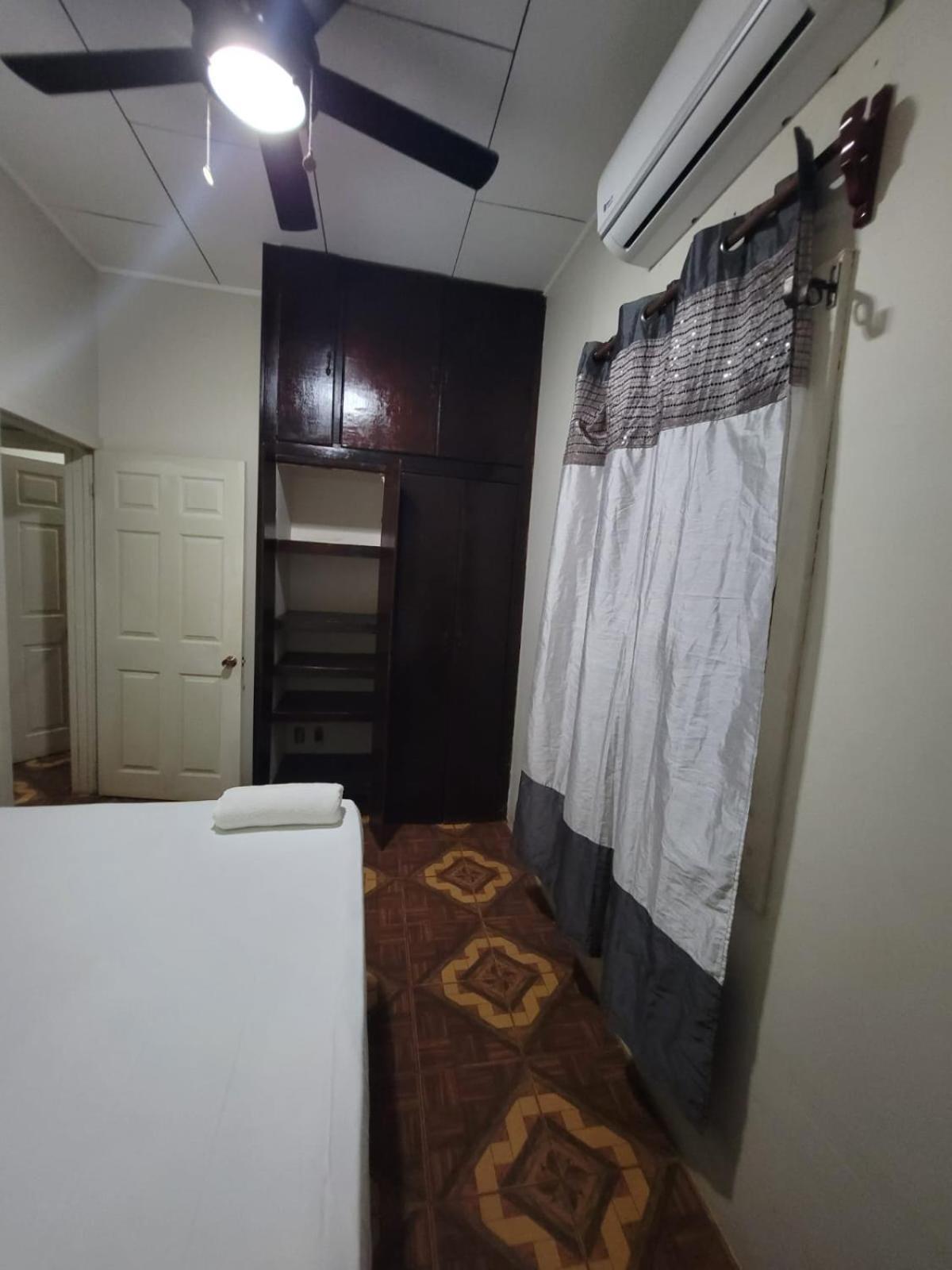 B Aparts Hotel Coxen Hole Extérieur photo