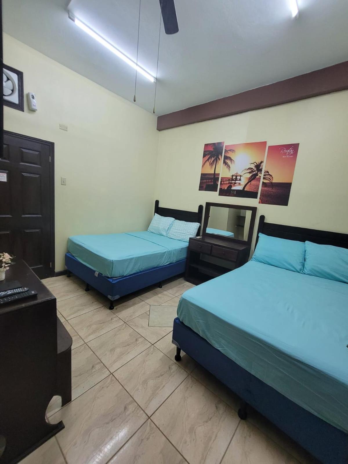 B Aparts Hotel Coxen Hole Extérieur photo