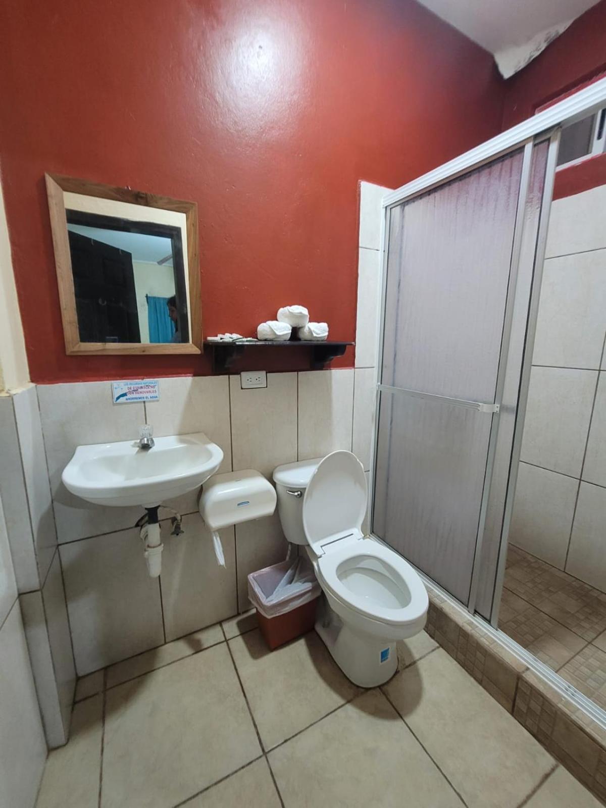 B Aparts Hotel Coxen Hole Extérieur photo