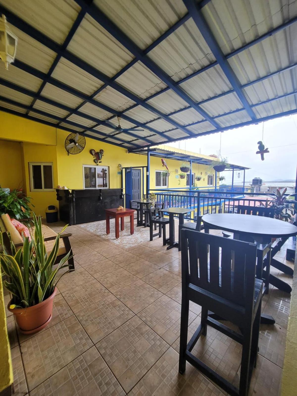 B Aparts Hotel Coxen Hole Extérieur photo