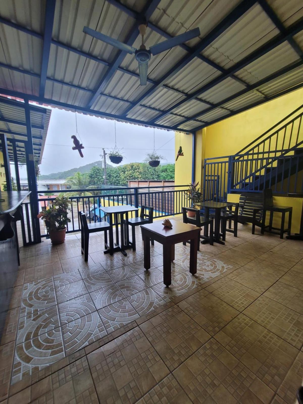 B Aparts Hotel Coxen Hole Extérieur photo